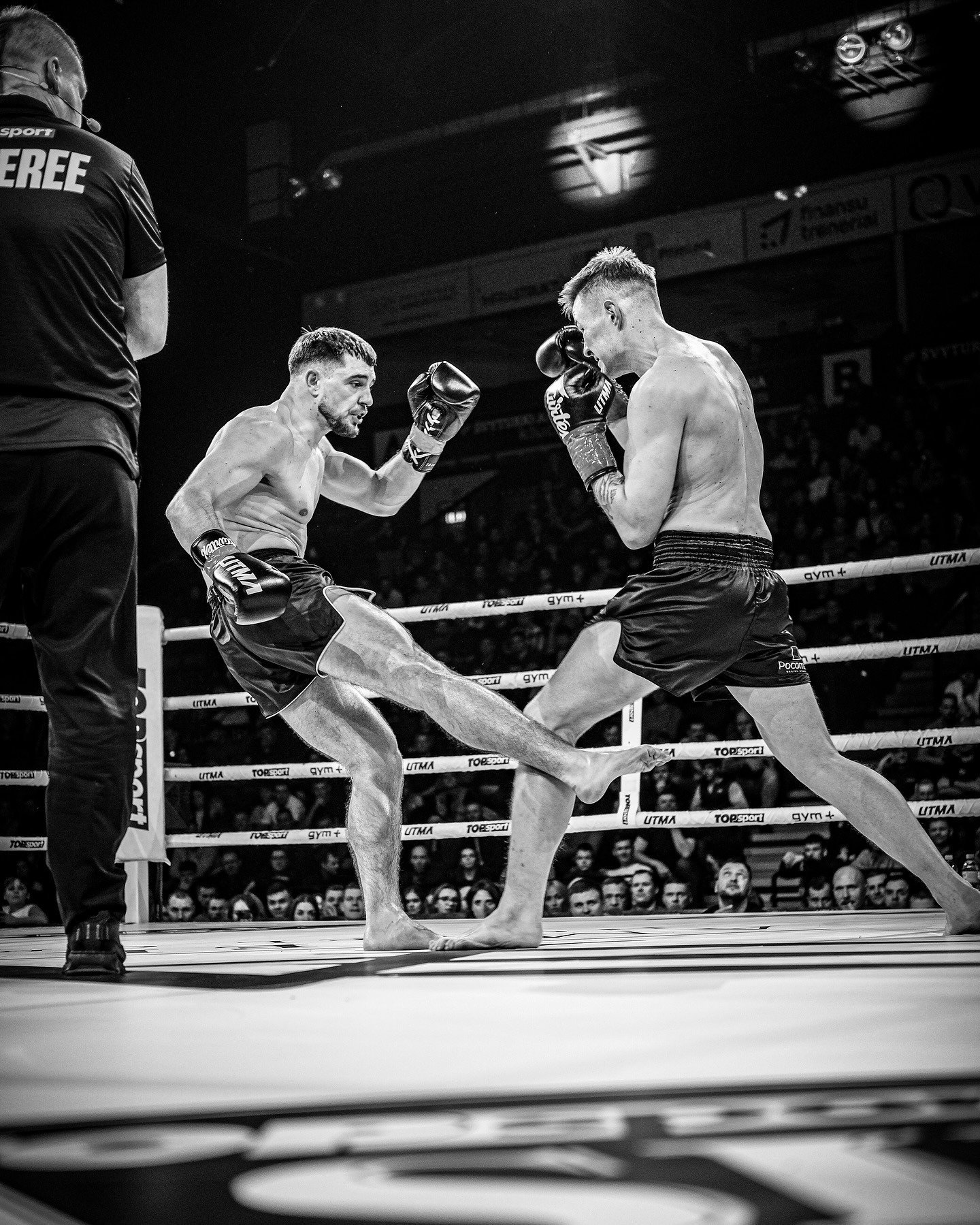 Kikbokso kova ringe – One Blood Fight Club kovotojas Nauris Lukošiūnas smūgiuoja koja